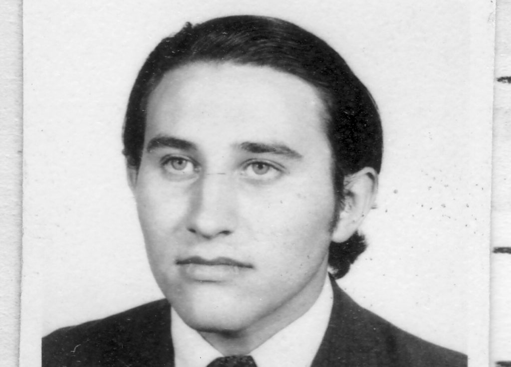 Foto de Ernesto Edelmiro Ponza, estudiante desaparecidx durante la Dictadura Civico Militar Eclesial en la ECI – UNC.