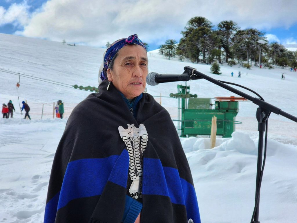 Rosalía, en el acto de apertura de la temporada de invierno 2024 en Batea Mahuida, Municipalidad de Villa Pehuenia. Un parque de nieve pensado como "territorio de conservación" donde "puedan trabajar los jóvenes" de la comunidad